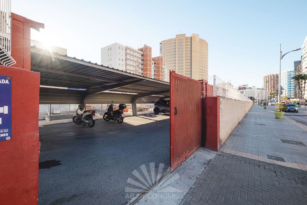 2 bedroom Apartment for rent in Benidorm with pool garage - € 2,500 (Ref: 9816811)