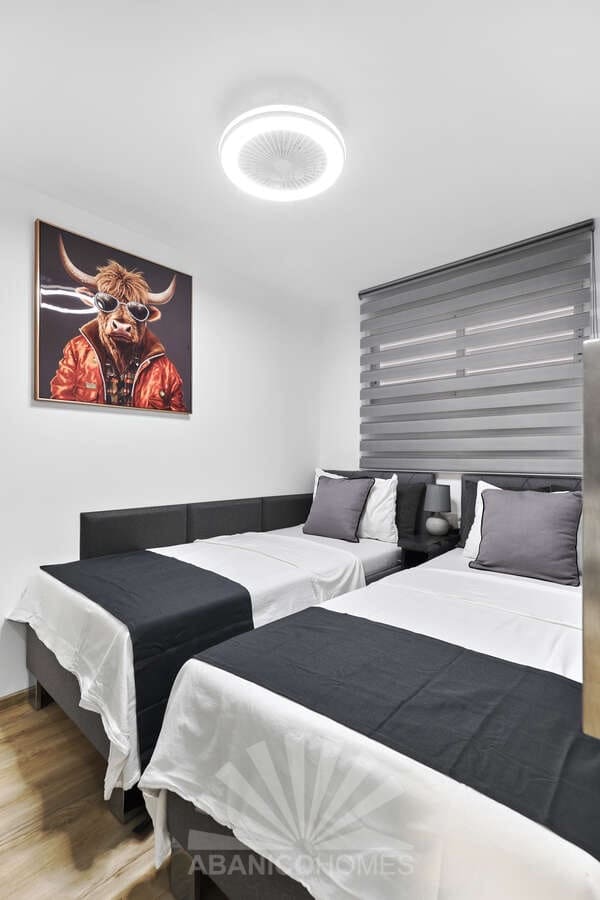 2 bedroom Apartment for rent in Benidorm with pool garage - € 2,500 (Ref: 9816811)