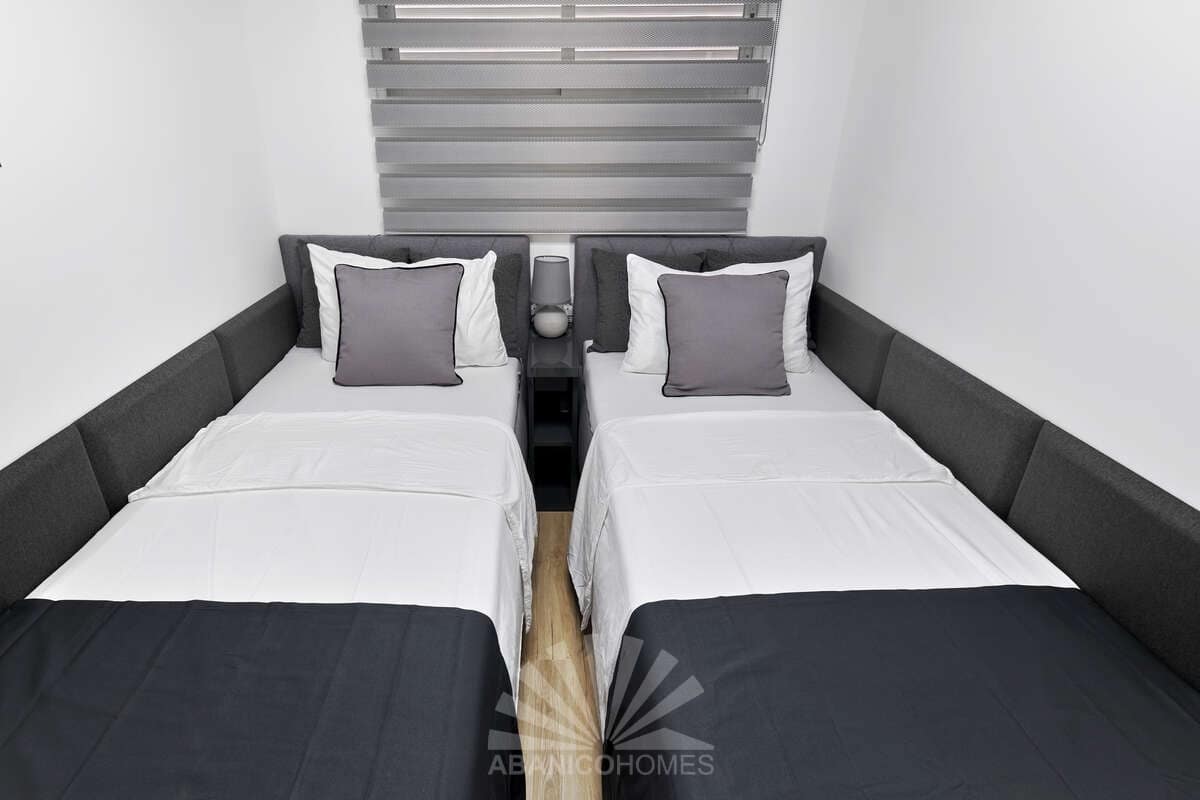 2 bedroom Apartment for rent in Benidorm with pool garage - € 2,500 (Ref: 9816811)