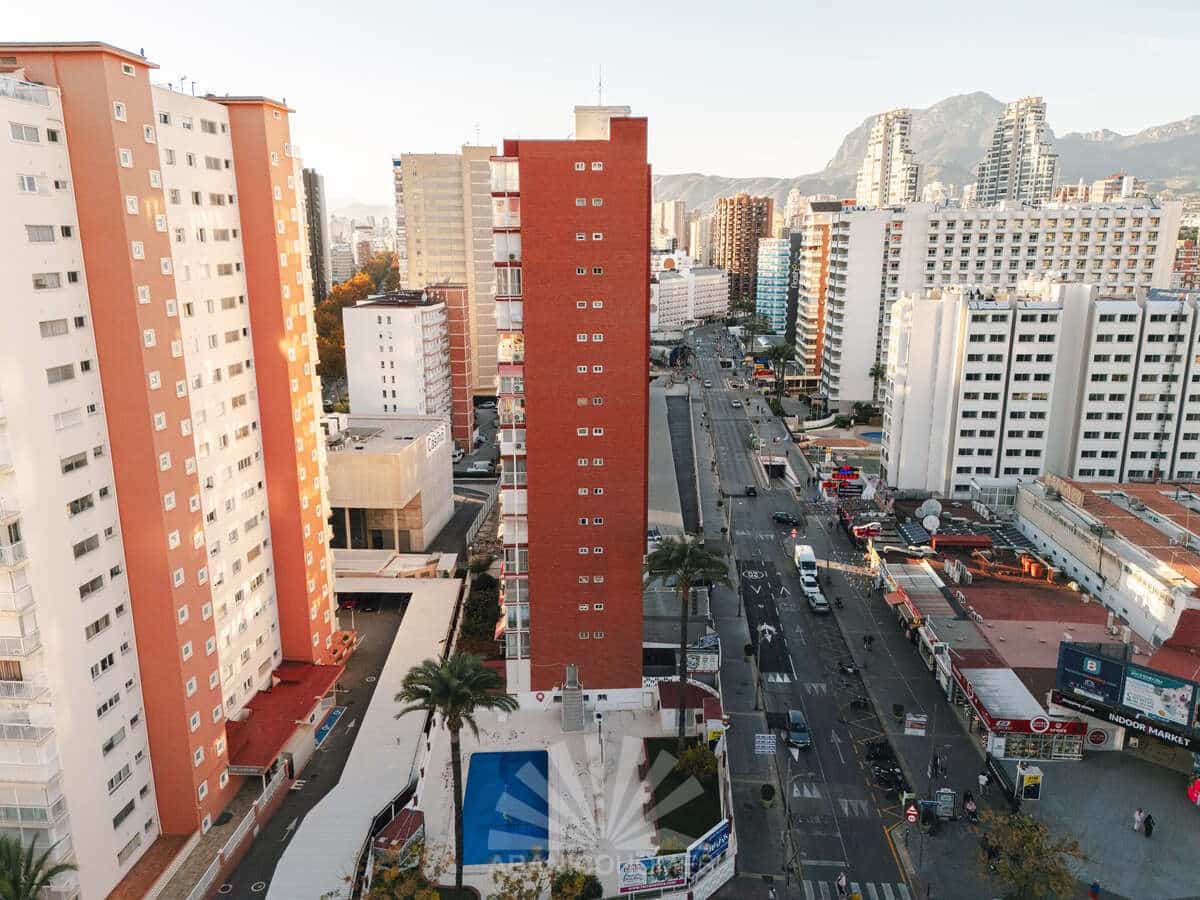 2 bedroom Apartment for rent in Benidorm with pool garage - € 2,500 (Ref: 9816811)