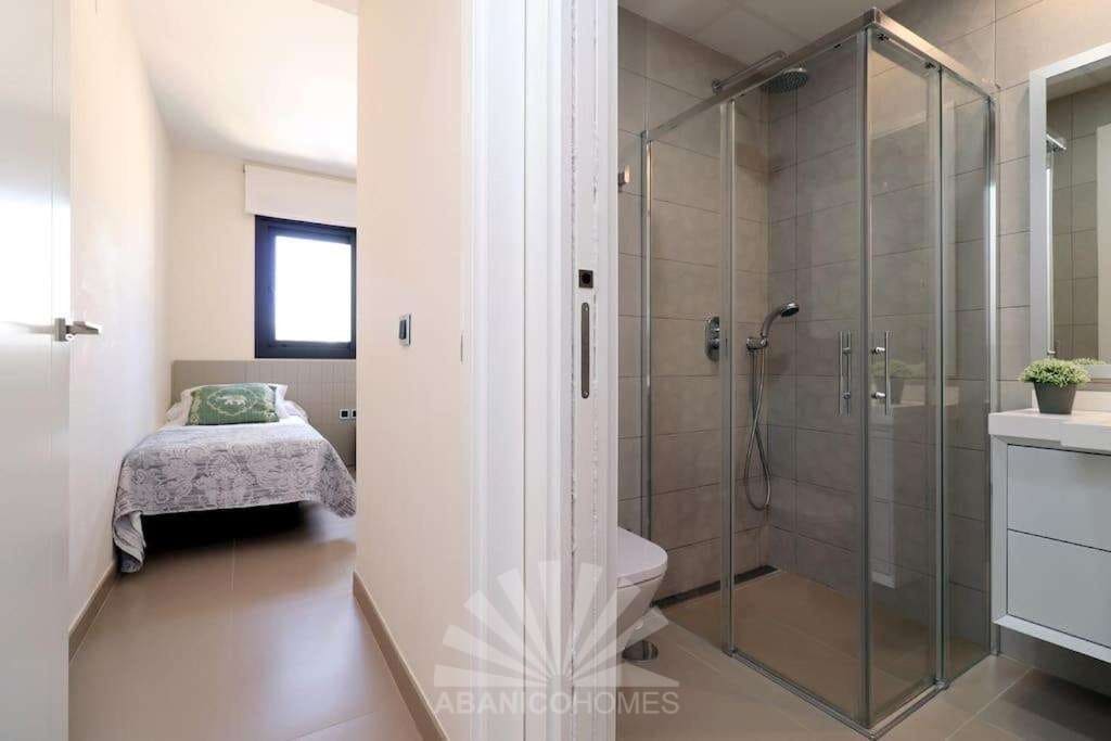 2 bedroom Apartment for rent in Benidorm with pool garage - € 4,000 (Ref: 9816812)