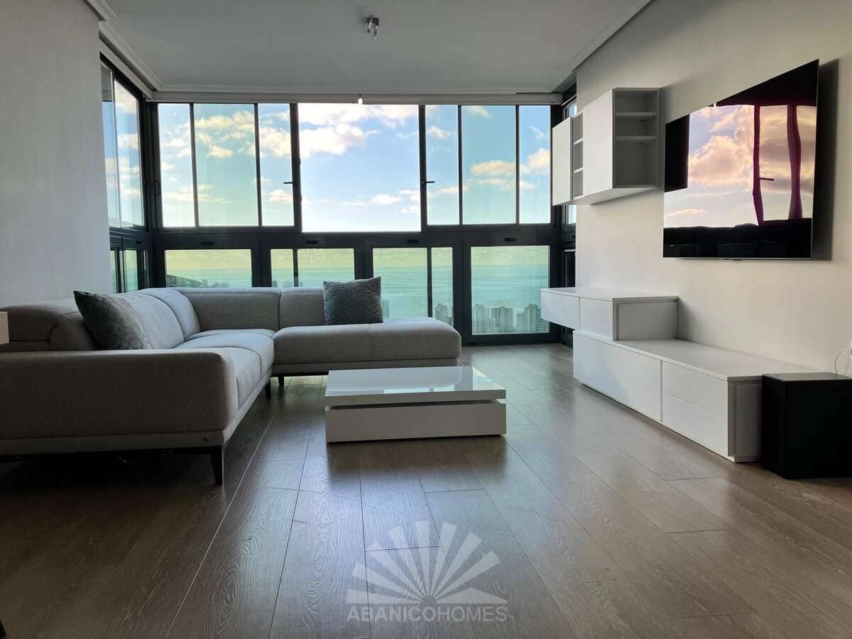 3 soverom Kjedet enebolig til leie i Benidorm med svømmebasseng garasje - € 3 000 (Ref: 9986235)