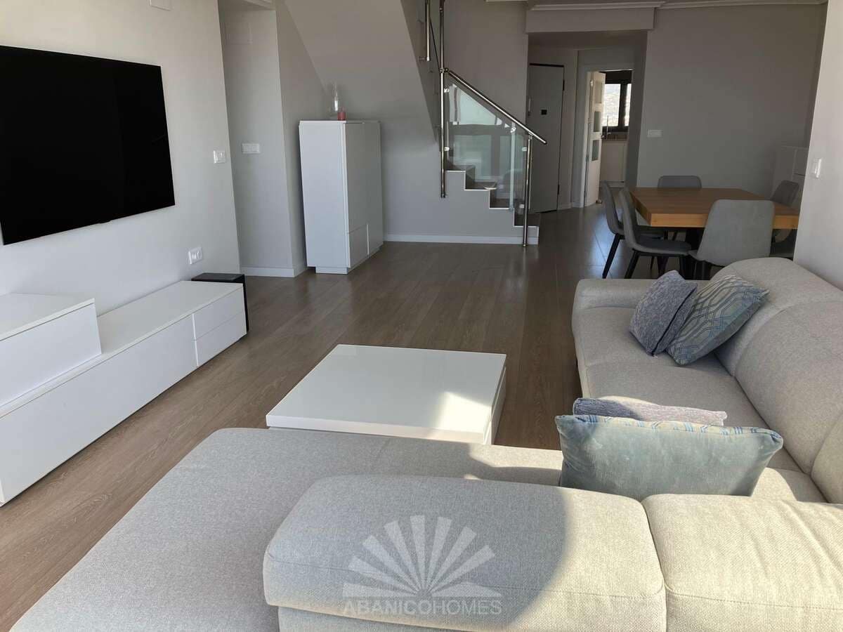 3 soverom Kjedet enebolig til leie i Benidorm med svømmebasseng garasje - € 3 000 (Ref: 9986235)
