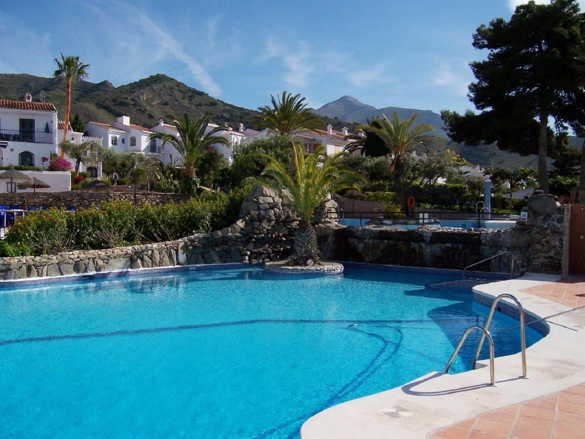 Pareado de 2 habitaciones en Nerja en venta con piscina - 495.000 € (Ref: 10103483)