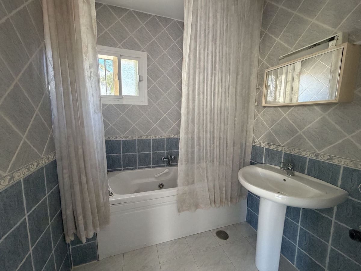 5 quarto Moradia para venda em Nerja com piscina garagem - 380 000 € (Ref: 10161867)