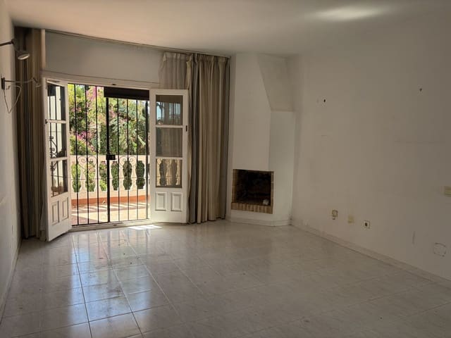 5 sypialnia Willa na sprzedaż w Avda Pescia - Ctra de Frigiliana, Nerja z basenem garażem - 380 000 € (Ref: 10161867)