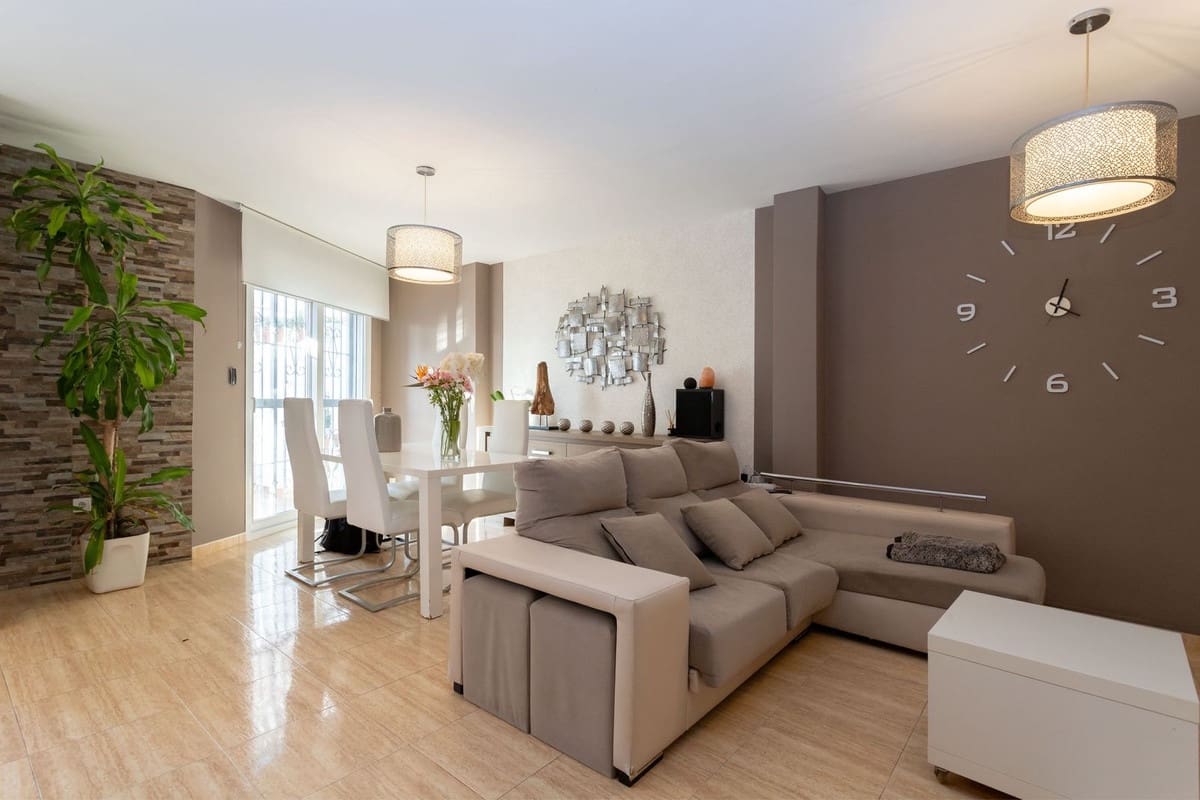 4 soveværelse Byhus til salg i Torrox-Costa med swimmingpool - € 399.000 (Ref: 7948555)