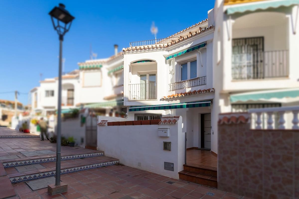 4 soveværelse Byhus til salg i Torrox-Costa med swimmingpool - € 399.000 (Ref: 7948555)