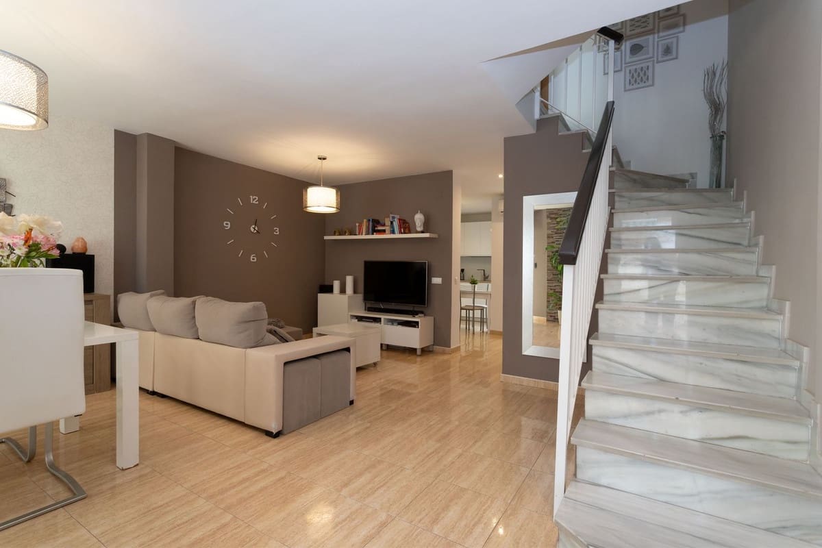 4 soveværelse Byhus til salg i Torrox-Costa med swimmingpool - € 399.000 (Ref: 7948555)