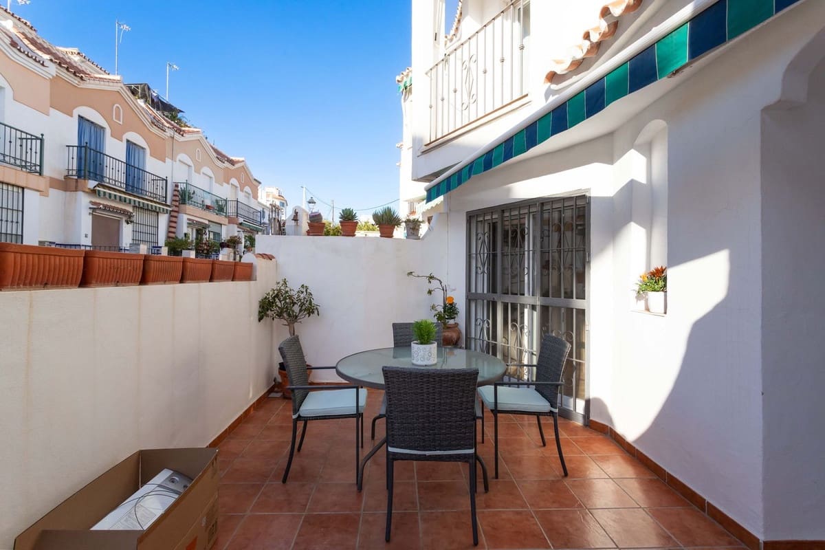 4 soveværelse Byhus til salg i Torrox-Costa med swimmingpool - € 399.000 (Ref: 7948555)