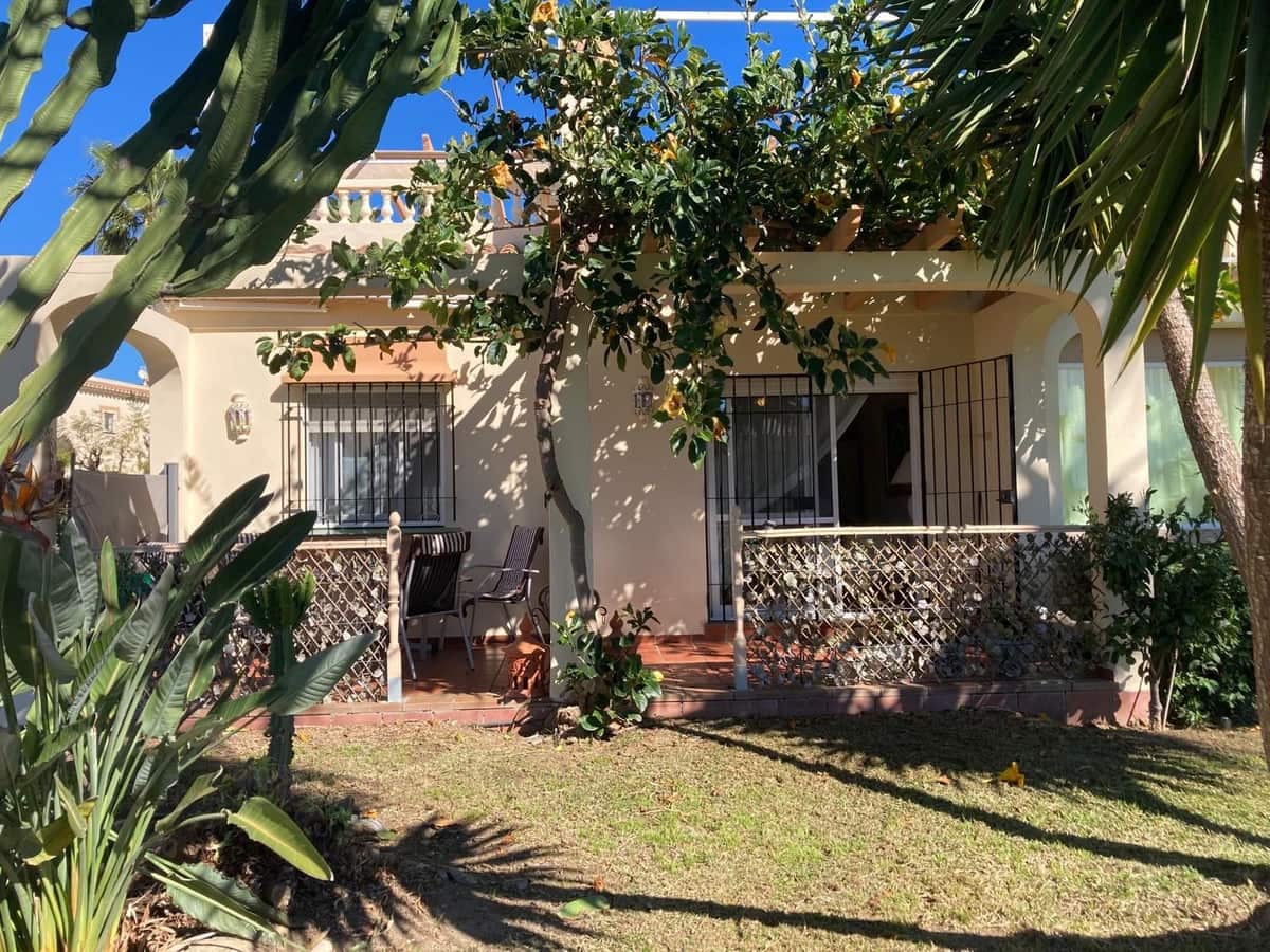 2 slaapkamer Halfvrijstaande villa te koop in Torrox-Costa met zwembad garage - € 340.000 (Ref: 9640674)