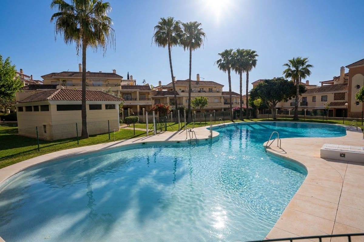 2 slaapkamer Penthouse te koop in Caleta de Velez met zwembad garage - € 485.000 (Ref: 9782200)