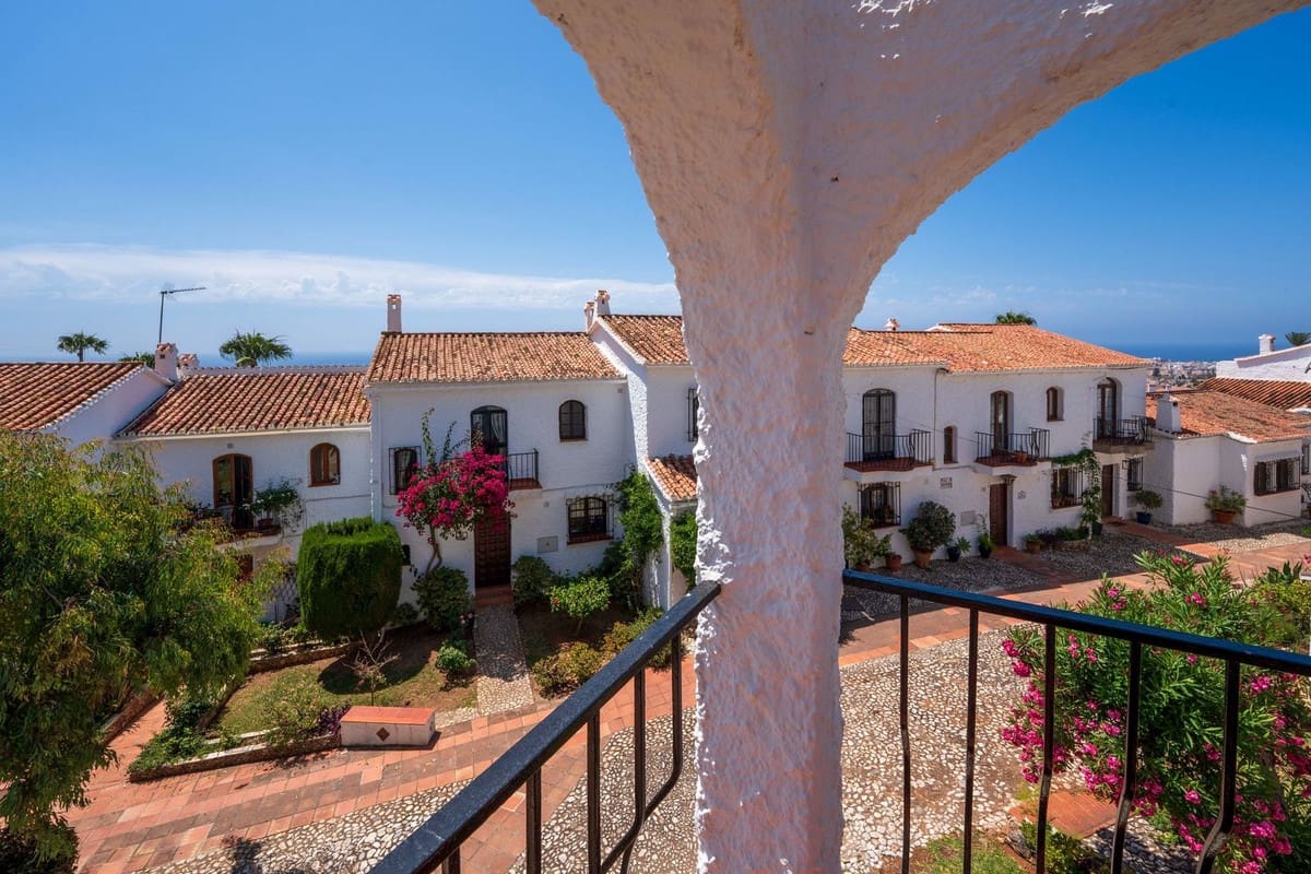 2 soveværelse Semi-Rækkehus til salg i Nerja med swimmingpool - € 520.000 (Ref: 9948798)