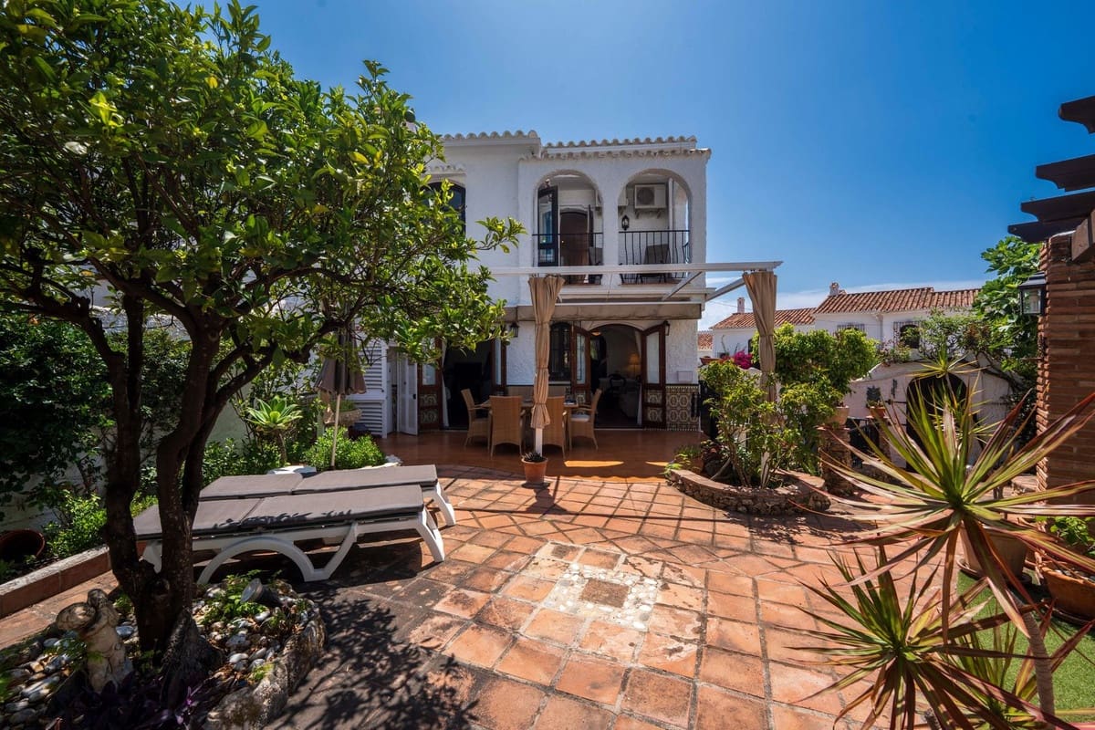 2 soveværelse Semi-Rækkehus til salg i Nerja med swimmingpool - € 520.000 (Ref: 9948798)