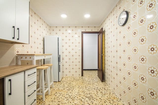 3 bedroom Flat for rent in Centro, Elche / Elx - € 800 (Ref: 10142480)