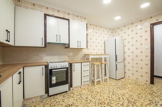 3 bedroom Flat for rent in Centro, Elche / Elx - € 800 (Ref: 10142480)
