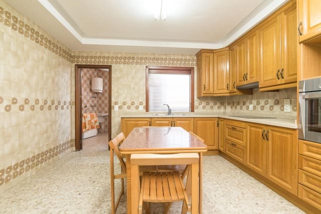 4 makuuhuone Asunto vuokrattavana paikassa Centro, Elche / Elx - 1 400 € (Ref: 7951490)