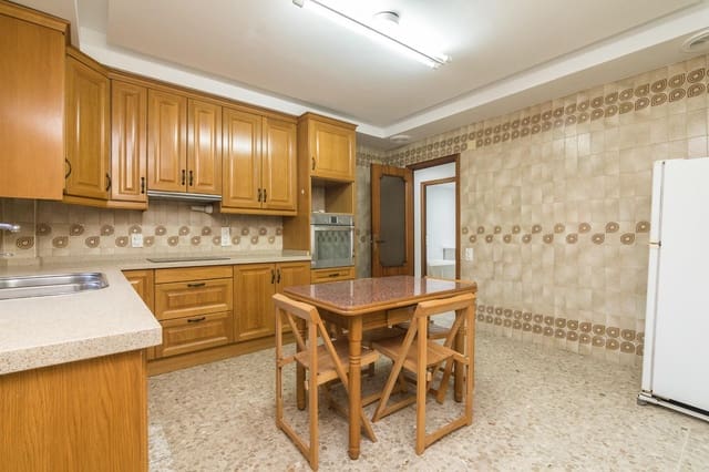 4 makuuhuone Asunto vuokrattavana paikassa Centro, Elche / Elx - 1 400 € (Ref: 7951490)