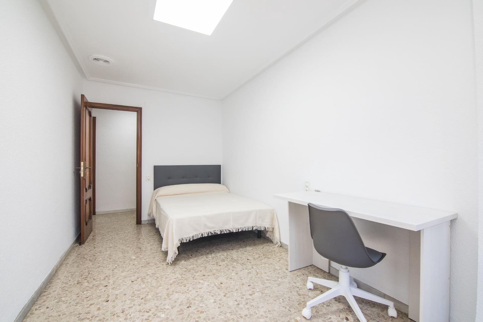 4 bedroom Flat for rent in Elche / Elx - € 1,400 (Ref: 7951490)