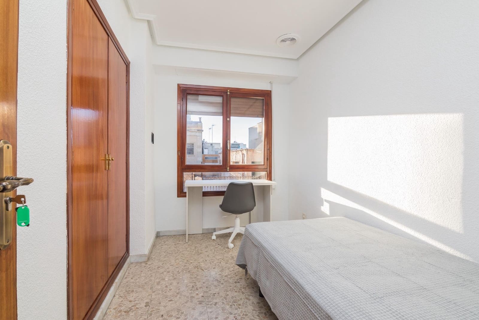 4 bedroom Flat for rent in Elche / Elx - € 1,400 (Ref: 7951490)