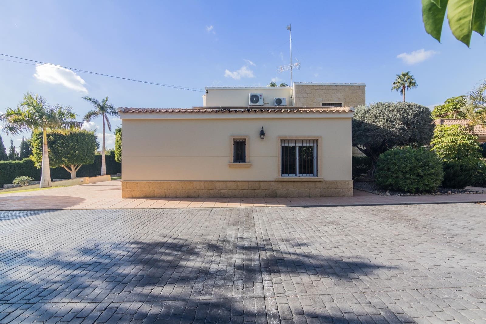 4 bedroom Villa for sale in Elche / Elx with pool - € 595,000 (Ref: 8708175)