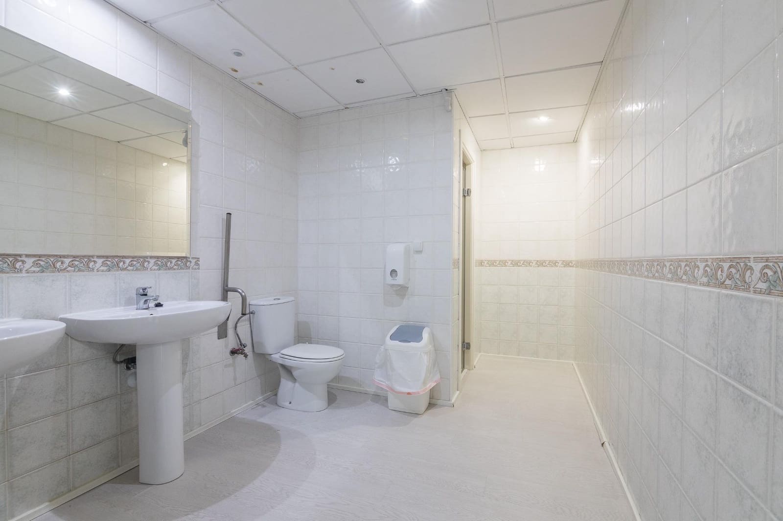 Office for sale in Elche / Elx - € 360,000 (Ref: 9755815)