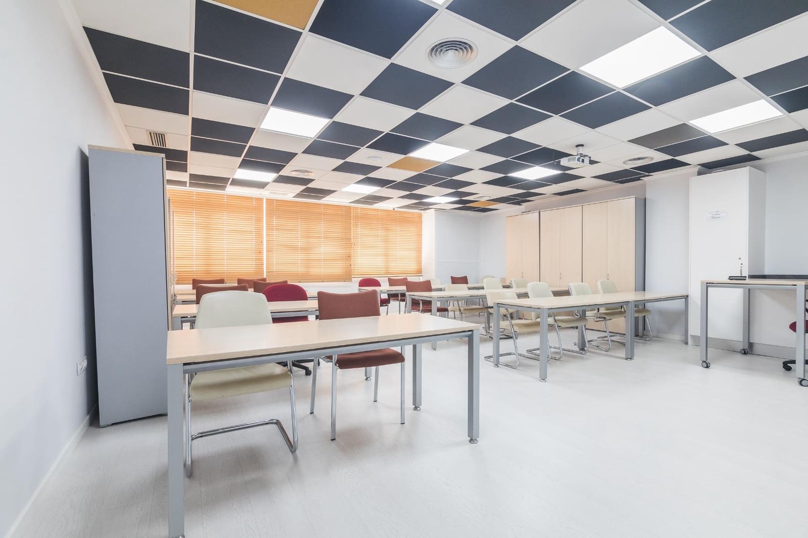 Office for sale in Elche / Elx - € 360,000 (Ref: 9755815)