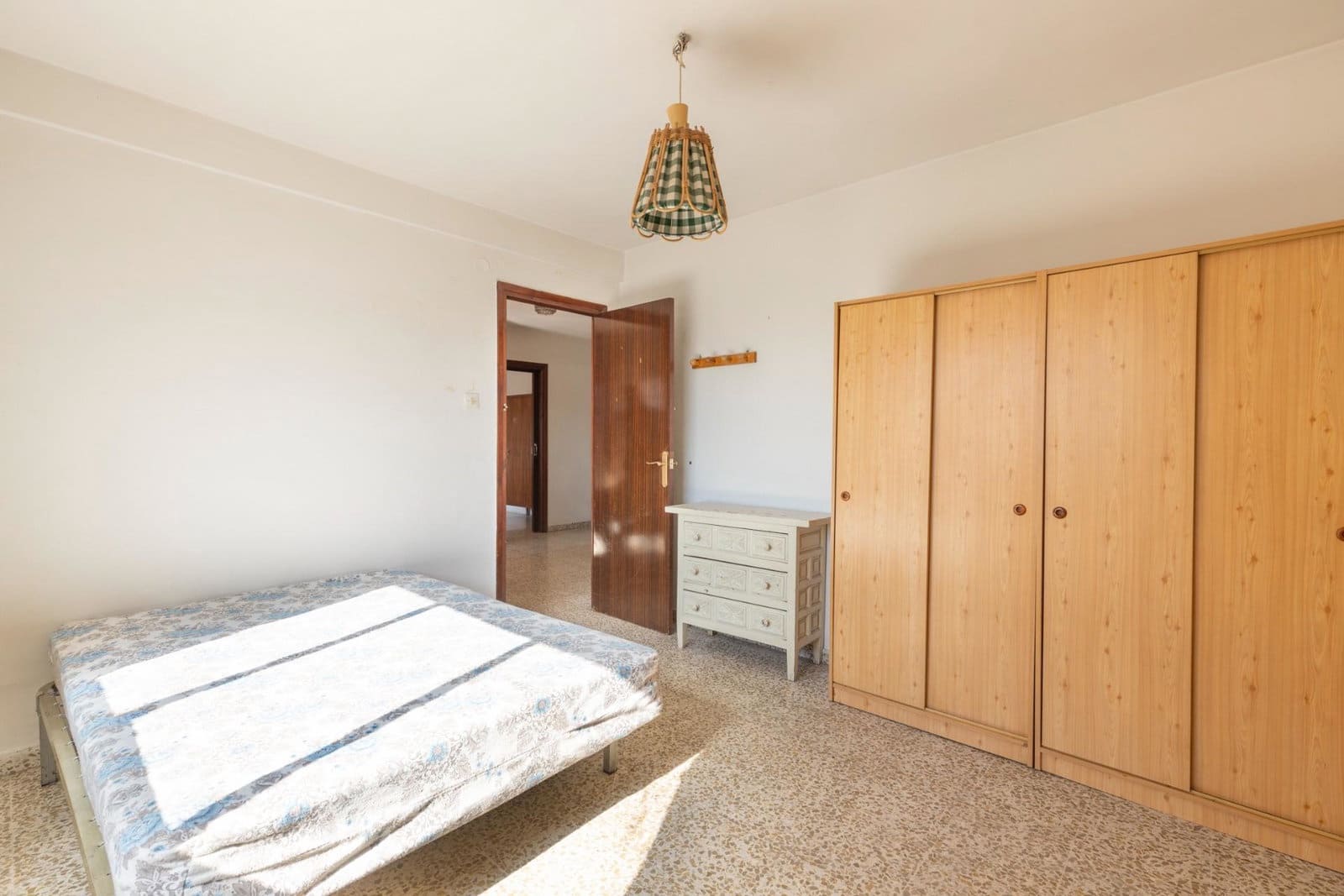 4 bedroom Apartment for sale in Granada city - € 155,000 (Ref: 10022204)