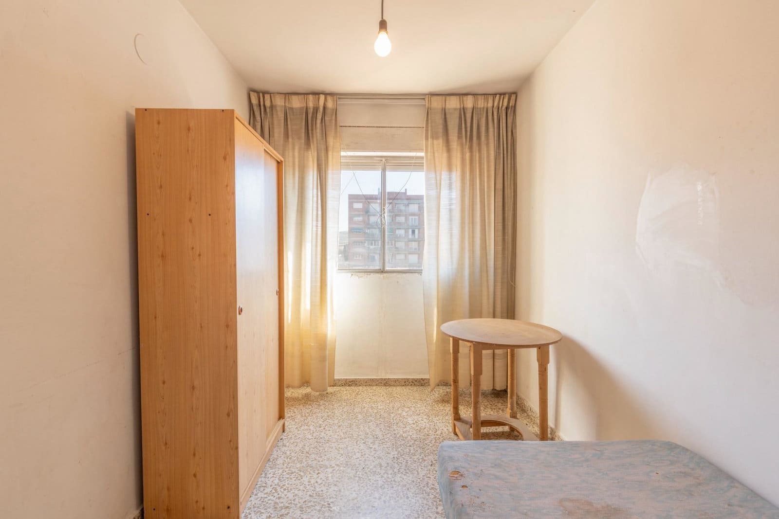 4 bedroom Apartment for sale in Granada city - € 155,000 (Ref: 10022204)
