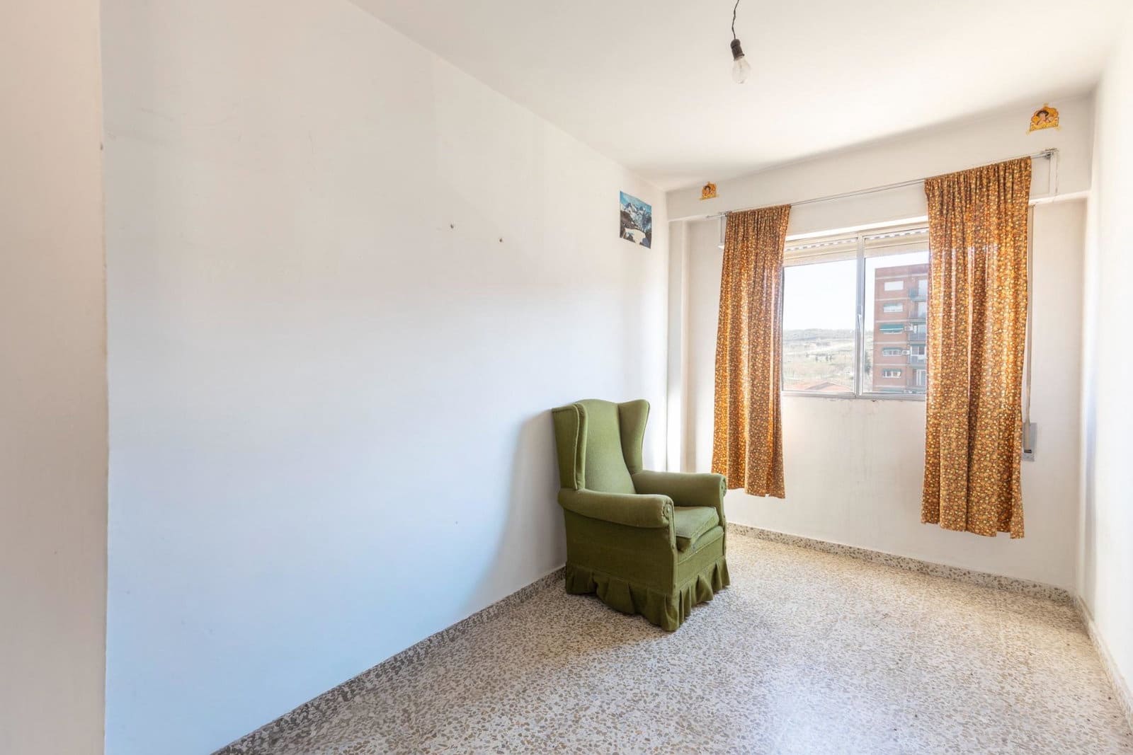 4 bedroom Apartment for sale in Granada city - € 155,000 (Ref: 10022204)