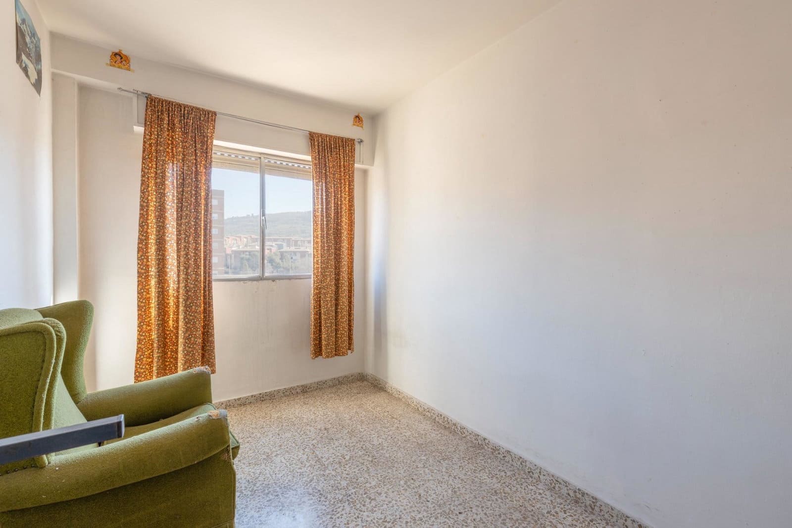 4 bedroom Apartment for sale in Granada city - € 155,000 (Ref: 10022204)