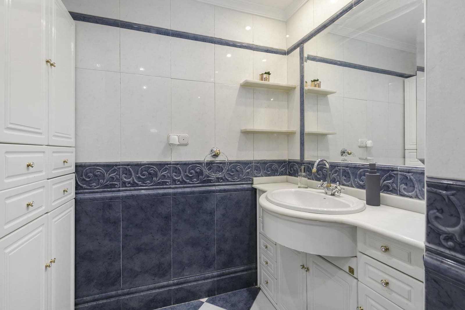 3 bedroom Apartment for sale in Granada city - € 370,000 (Ref: 10048254)