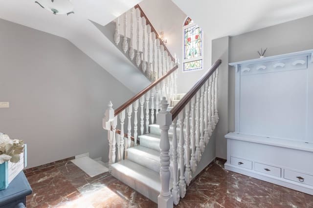 4 slaapkamer Villa te koop in La Zubia met zwembad garage - € 485.000 (Ref: 10091529)