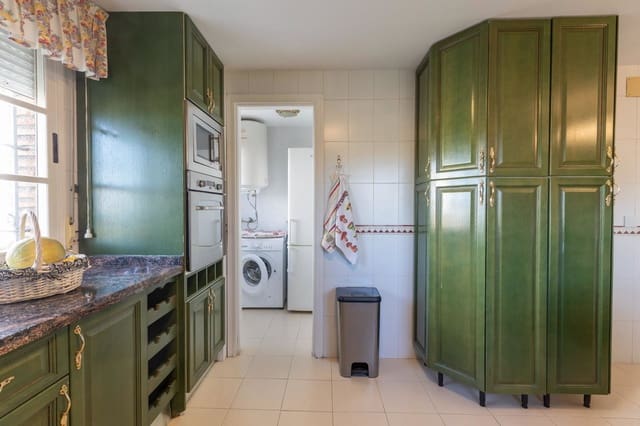 4 slaapkamer Villa te koop in La Zubia met zwembad garage - € 485.000 (Ref: 10091529)