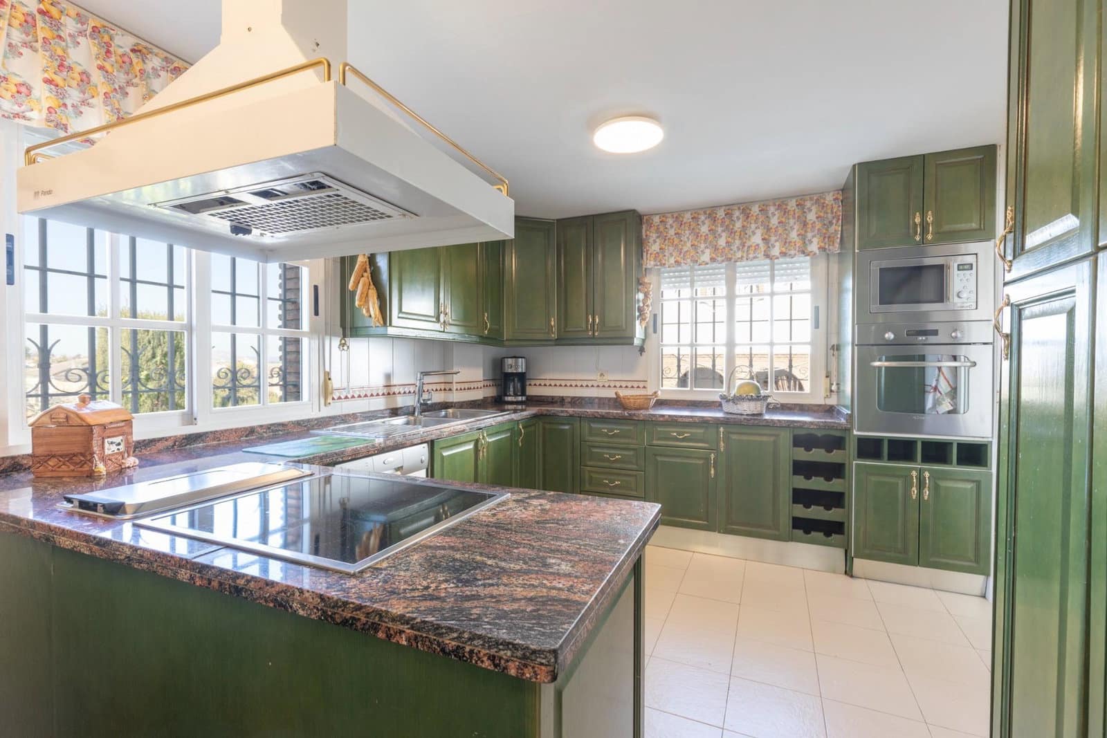 4 Zimmer Villa zu verkaufen in La Zubia mit Pool Garage - 485.000 € (Ref: 10091529)