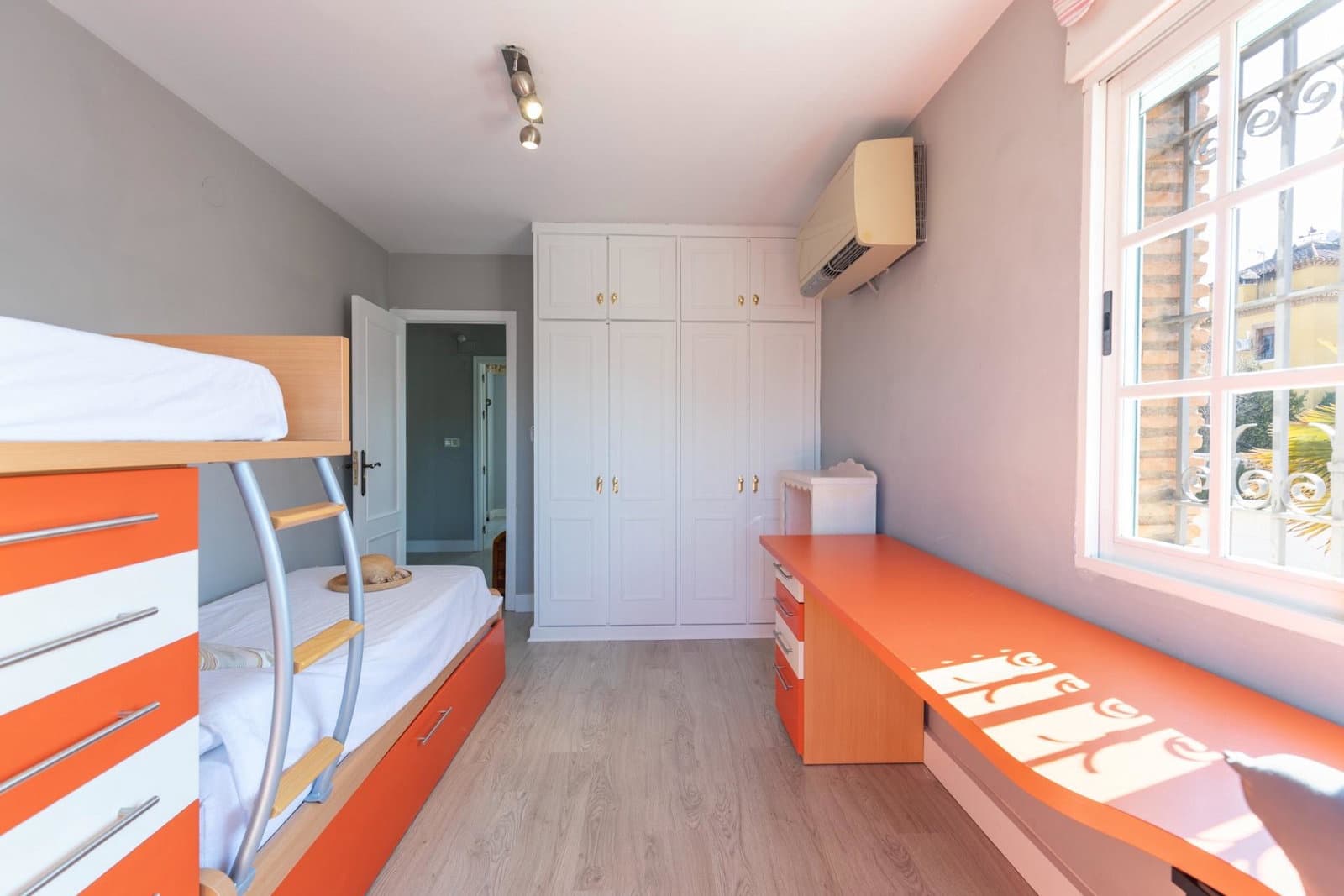 4 Zimmer Villa zu verkaufen in La Zubia mit Pool Garage - 485.000 € (Ref: 10091529)