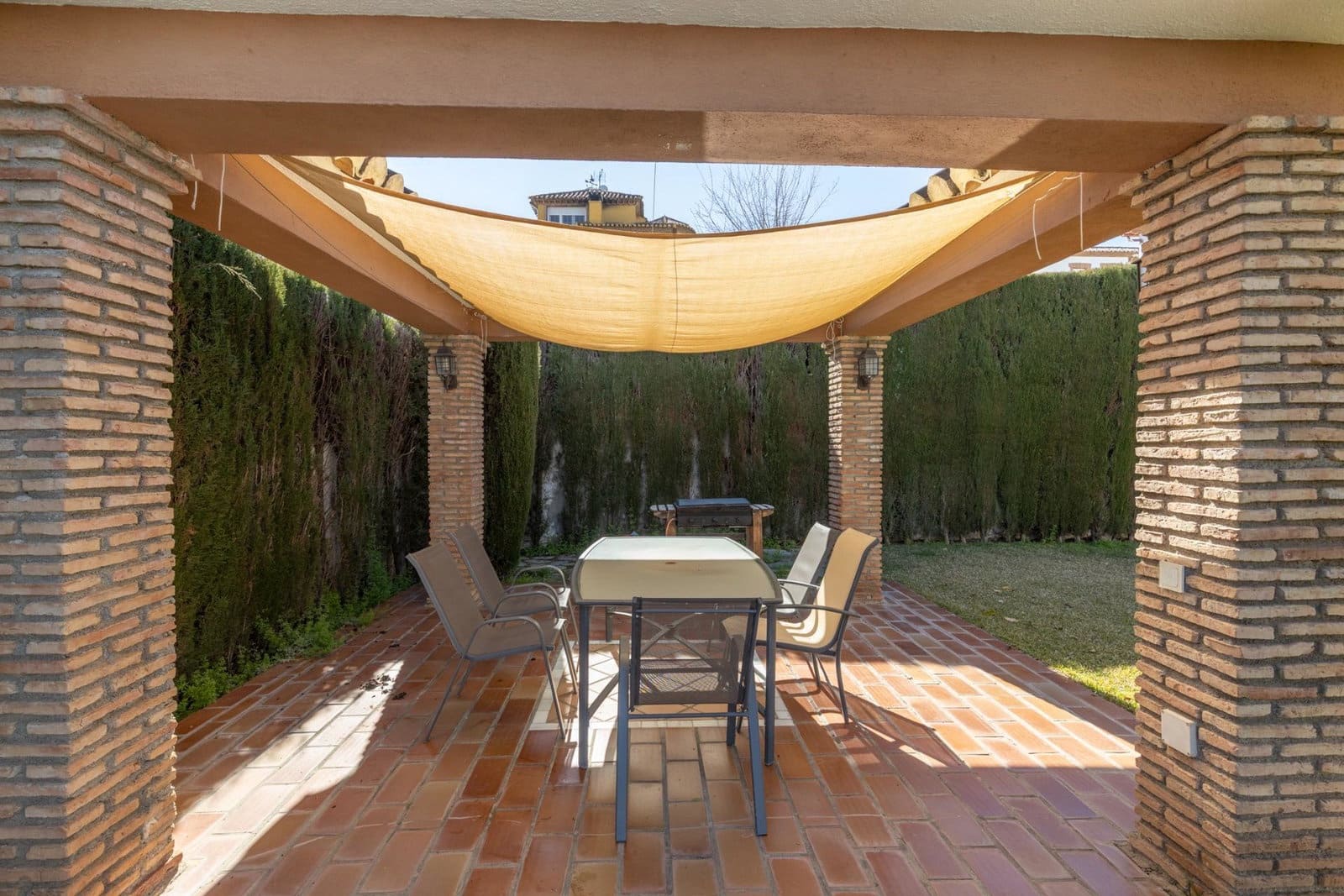 4 Zimmer Villa zu verkaufen in La Zubia mit Pool Garage - 485.000 € (Ref: 10091529)