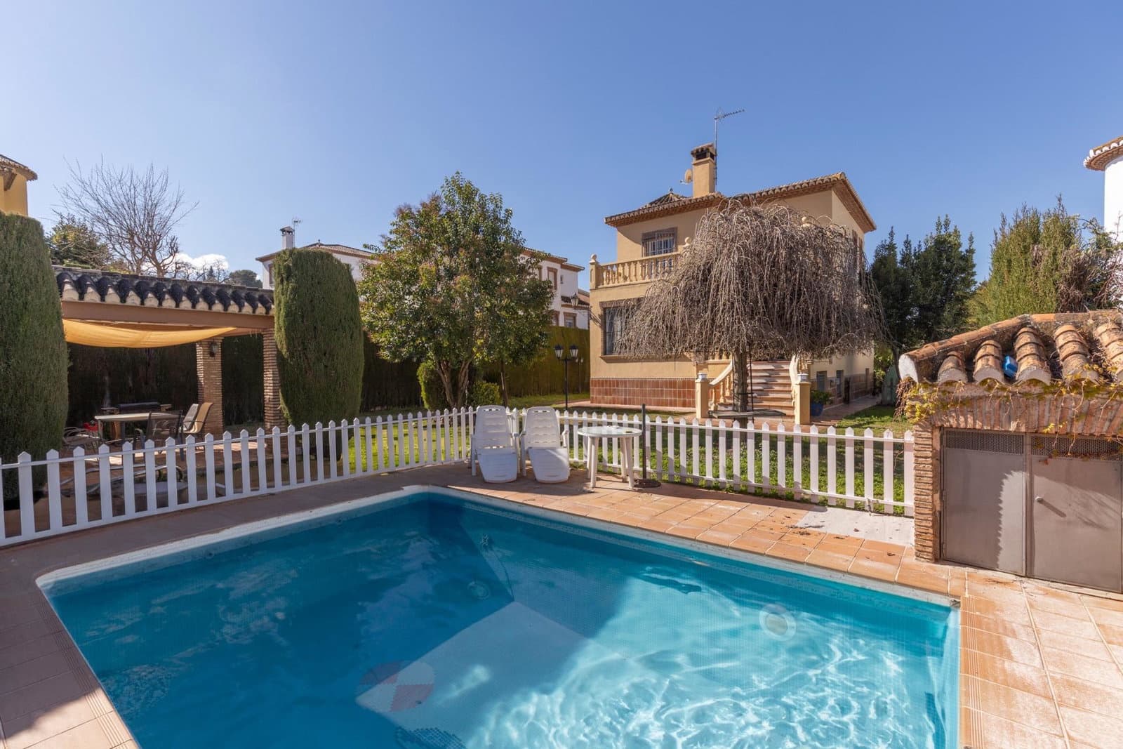 4 Zimmer Villa zu verkaufen in La Zubia mit Pool Garage - 485.000 € (Ref: 10091529)