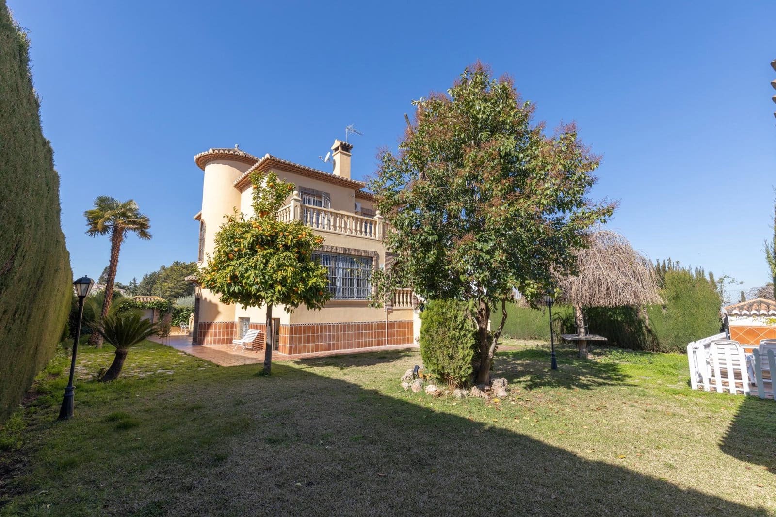 4 Zimmer Villa zu verkaufen in La Zubia mit Pool Garage - 485.000 € (Ref: 10091529)