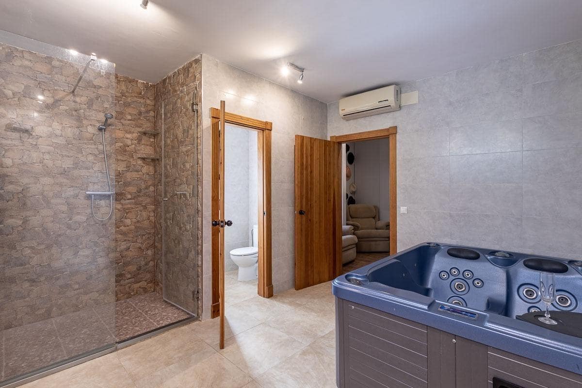 Chalet de 5 habitaciones en Atarfe en venta con piscina garaje - 495.000 € (Ref: 10158356)