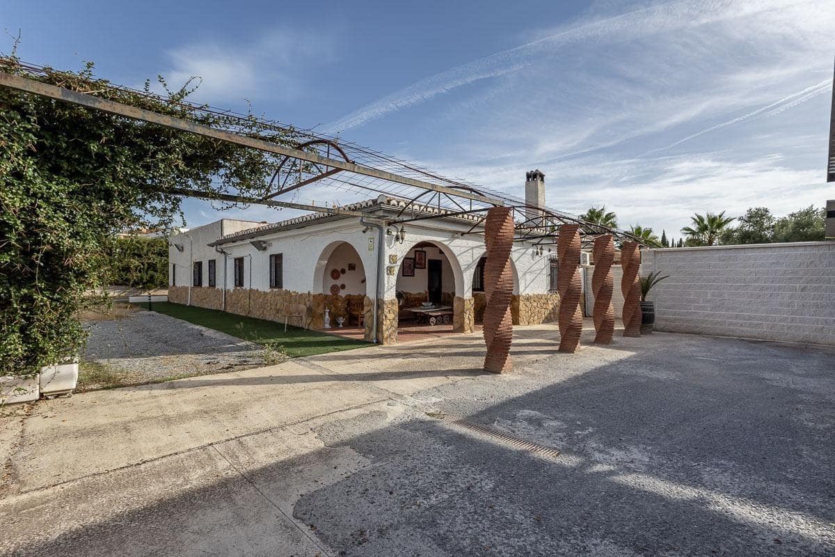Chalet de 5 habitaciones en Atarfe en venta con piscina garaje - 495.000 € (Ref: 10158356)