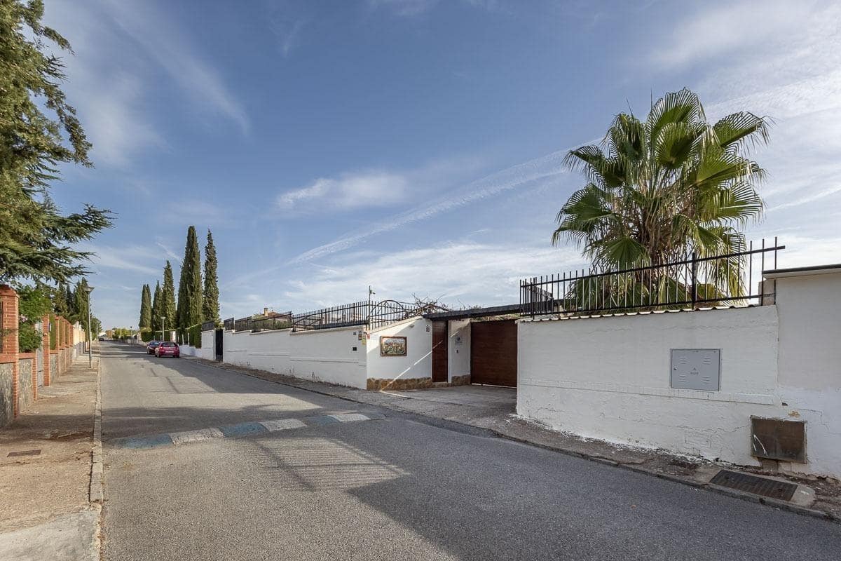 Chalet de 5 habitaciones en Atarfe en venta con piscina garaje - 495.000 € (Ref: 10158356)