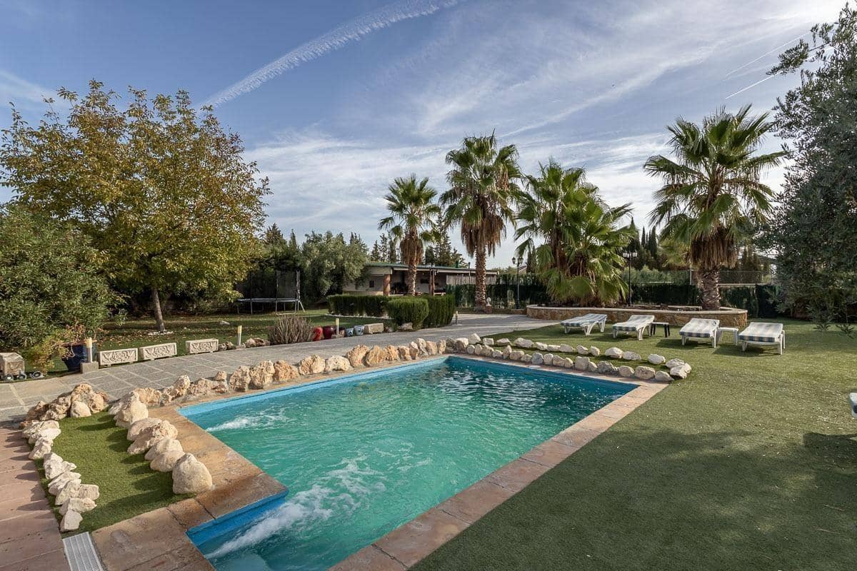 Chalet de 5 habitaciones en Atarfe en venta con piscina garaje - 495.000 € (Ref: 10158356)