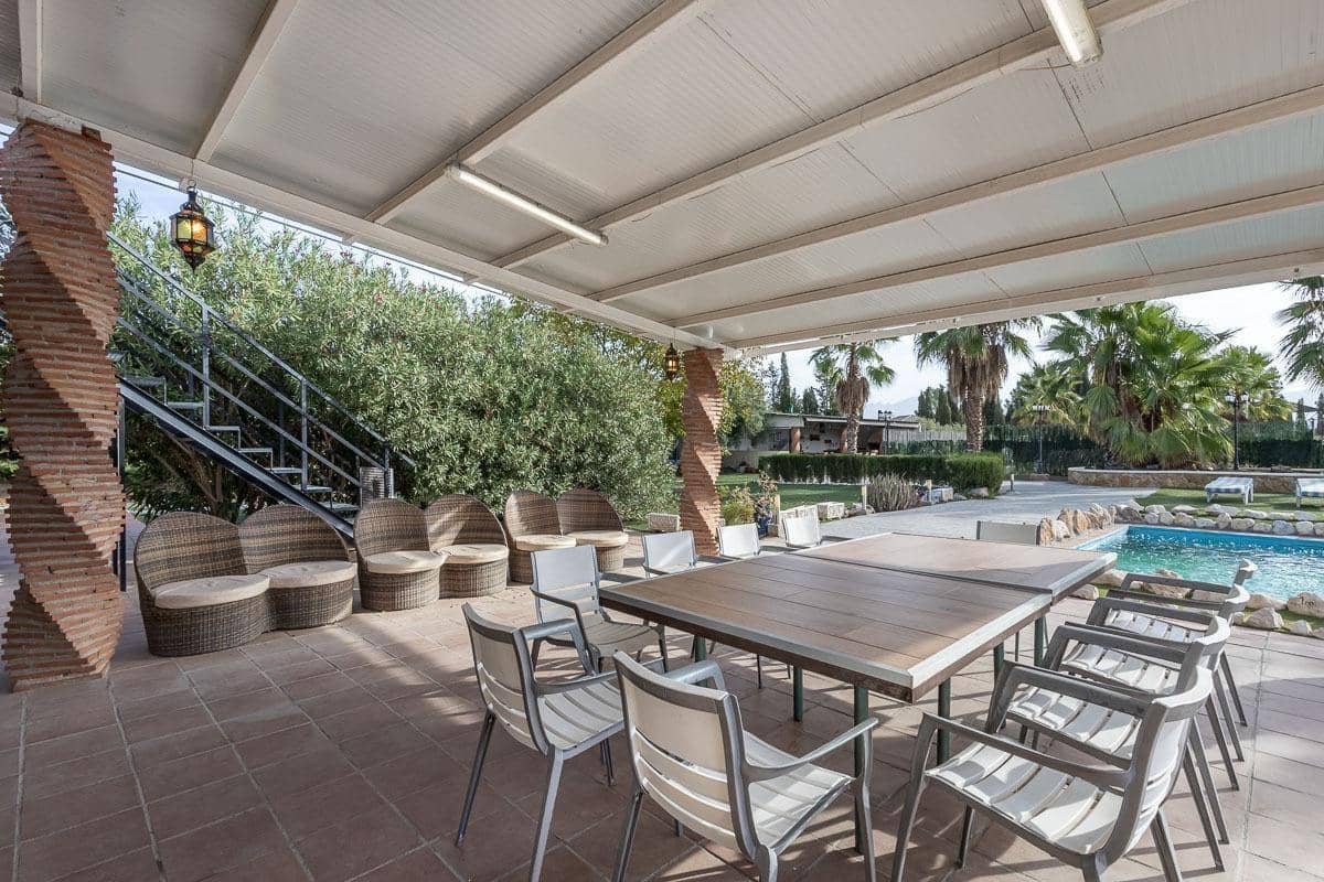 Chalet de 5 habitaciones en Atarfe en venta con piscina garaje - 495.000 € (Ref: 10158356)