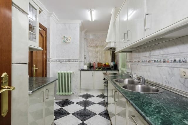 3 bedroom Apartment for sale in Centro - Sagrario, Granada city - € 220,000 (Ref: 10187545)