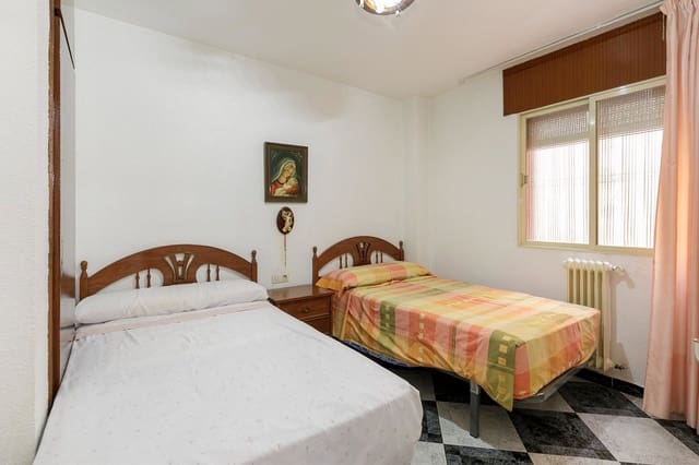 3 bedroom Apartment for sale in Centro - Sagrario, Granada city - € 220,000 (Ref: 10187545)