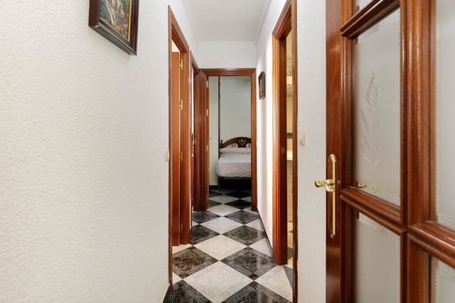 3 bedroom Apartment for sale in Centro - Sagrario, Granada city - € 220,000 (Ref: 10187545)