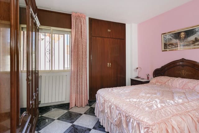 3 bedroom Apartment for sale in Centro - Sagrario, Granada city - € 220,000 (Ref: 10187545)