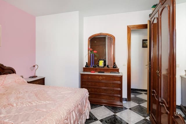 3 bedroom Apartment for sale in Centro - Sagrario, Granada city - € 220,000 (Ref: 10187545)