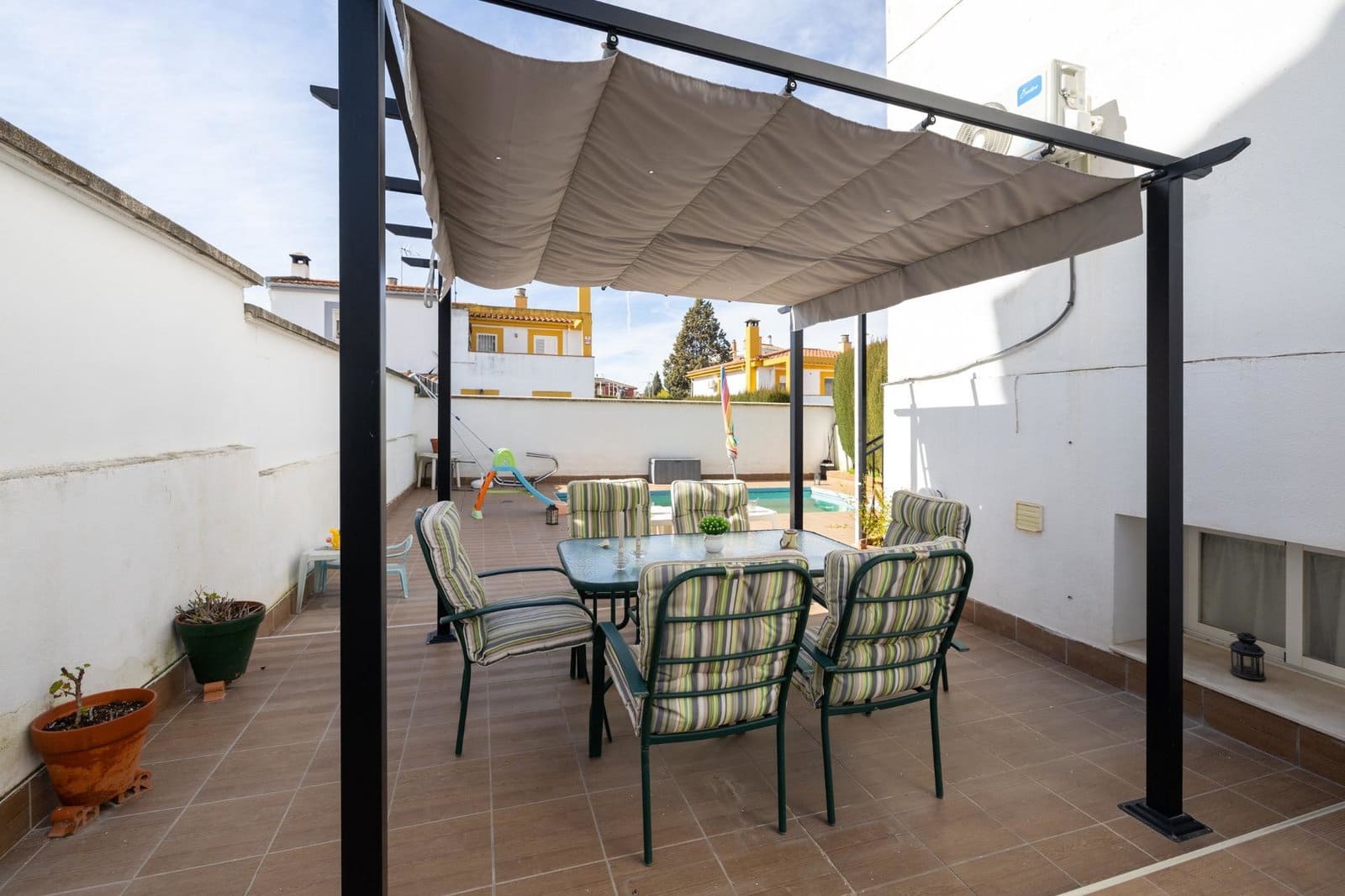 Adosado de 4 habitaciones en Peligros en venta con piscina garaje - 420.000 € (Ref: 10187546)